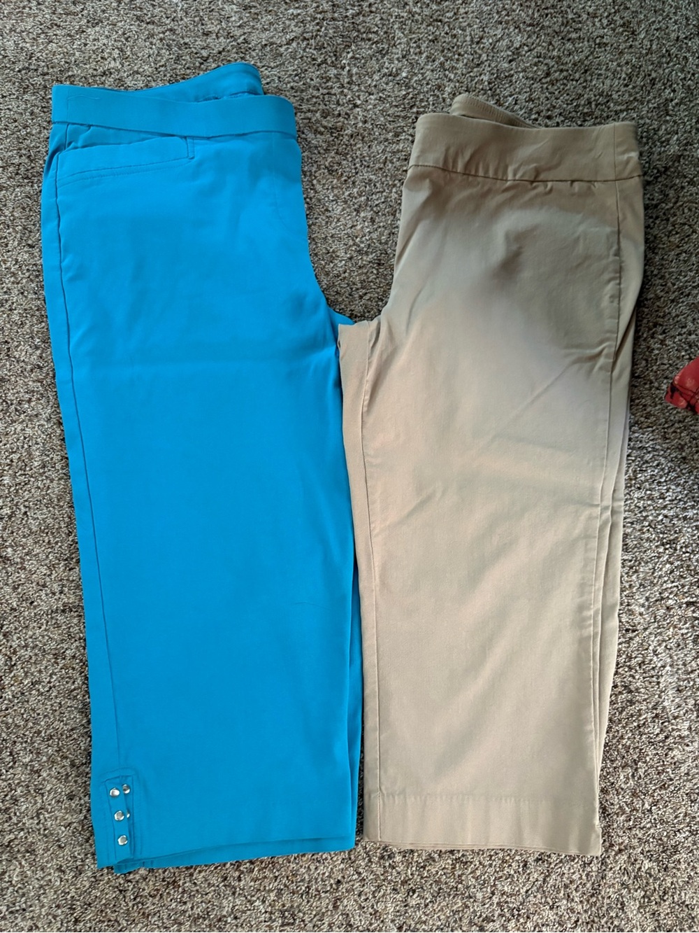 2 pairs of Briggs New York Turquoise and Khaki women’s Pull-On Capri Pants
